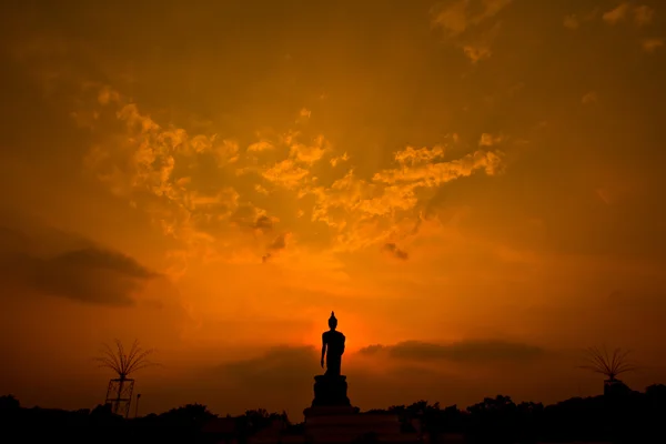 Boeddhabeeld bij zonsondergang — Stockfoto