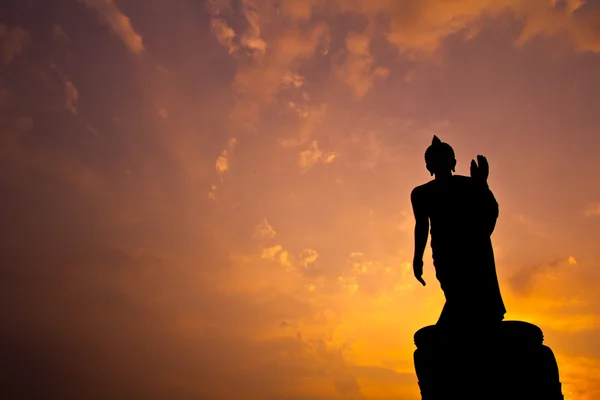 Gün batımında Buda heykeli — Stok fotoğraf