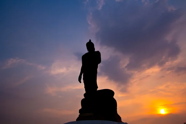 Buddha-Statue bei Sonnenuntergang — Stockfoto