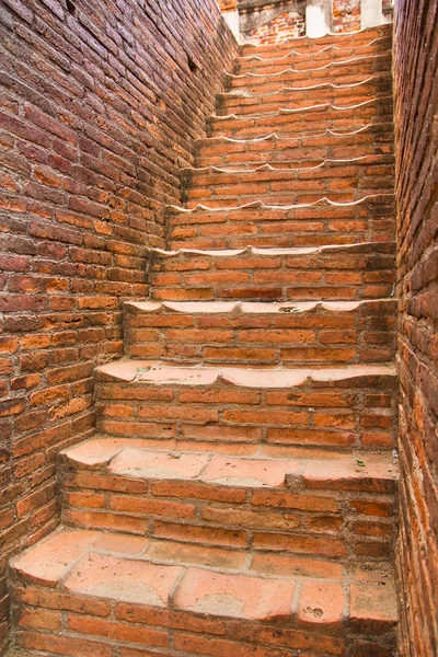 Escadas de tijolo vermelho — Fotografia de Stock