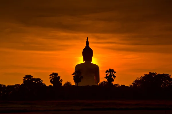 Grande estátua de buddha ao pôr do sol — Fotografia de Stock