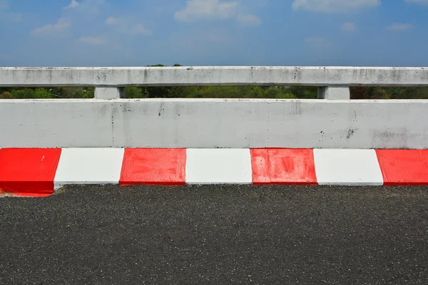 Röd och vit vägskylt — Stockfoto