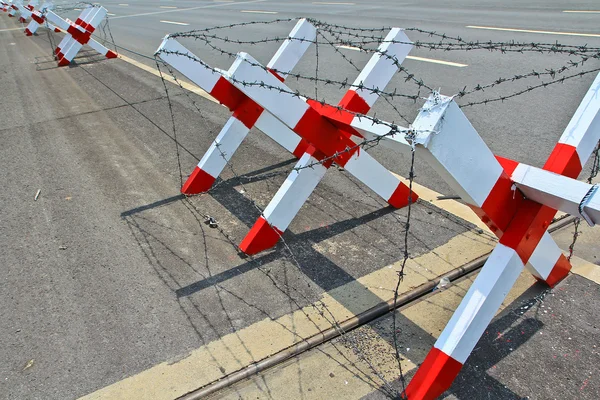 Drut kolczasty, blokowanie drogi — Zdjęcie stockowe