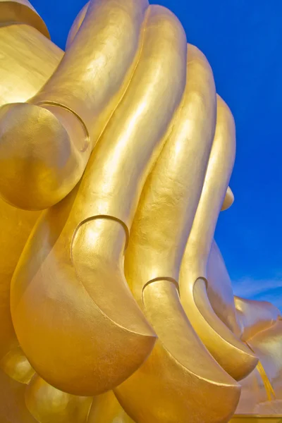 Gyllene Buddhas hand — Stockfoto