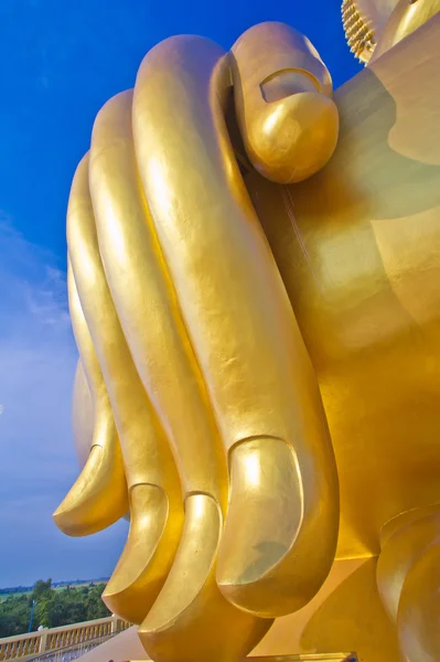 Gyllene Buddhas hand — Stockfoto