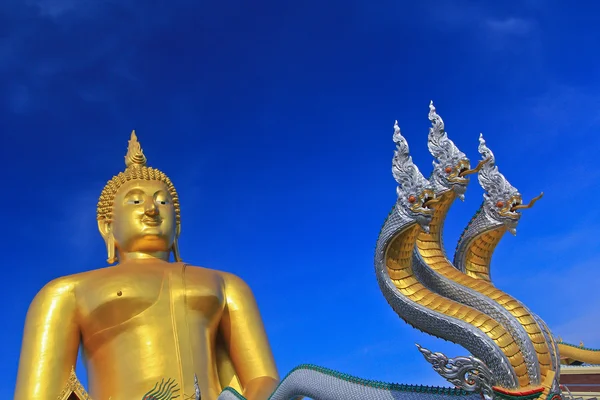 Grande estátua de buddha em Wat muang — Fotografia de Stock