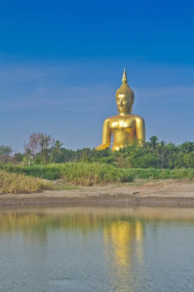 Grote gouden Boeddhabeeld — Stockfoto