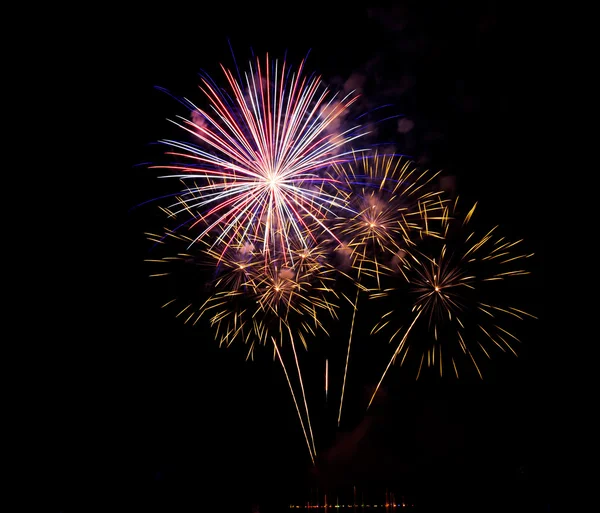 Bellissimi fuochi d'artificio colorati — Foto Stock