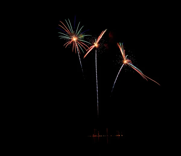 Bellissimi fuochi d'artificio colorati — Foto Stock