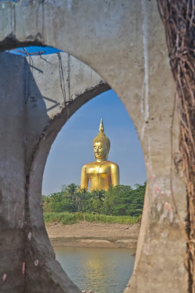 Grote gouden Boeddhabeeld — Stockfoto