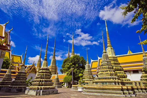 Pagoda in Wat pho Bangkokissa — kuvapankkivalokuva