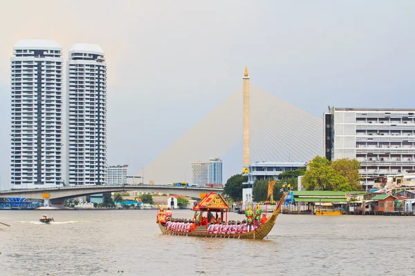 Royal mavna Kathina töreni yavru