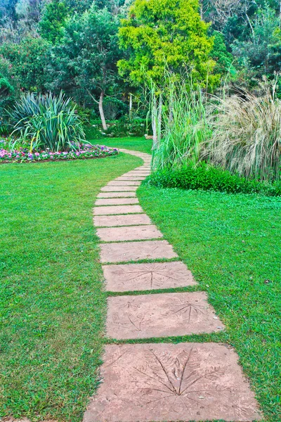 Hermoso camino en el parque — Foto de Stock