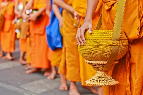 Буддийские монахи с чашами для подаяния — стоковое фото