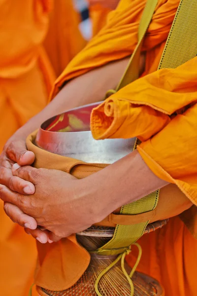 Буддийский монах с миской для пожертвований — стоковое фото