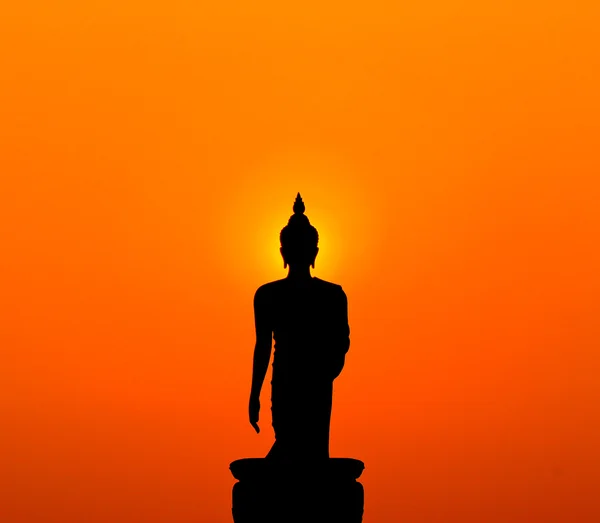 Buddha-Statue bei Sonnenuntergang — Stockfoto