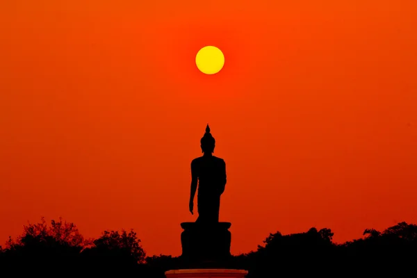 Posąg buddyjski o zachodzie słońca — Zdjęcie stockowe