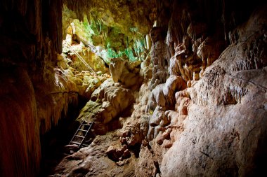 Milli parkta mağara 