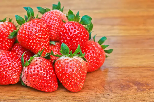 Taze olgun çilekler.