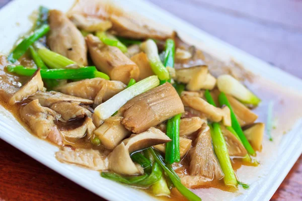 Fried mantar plaka üzerinde 