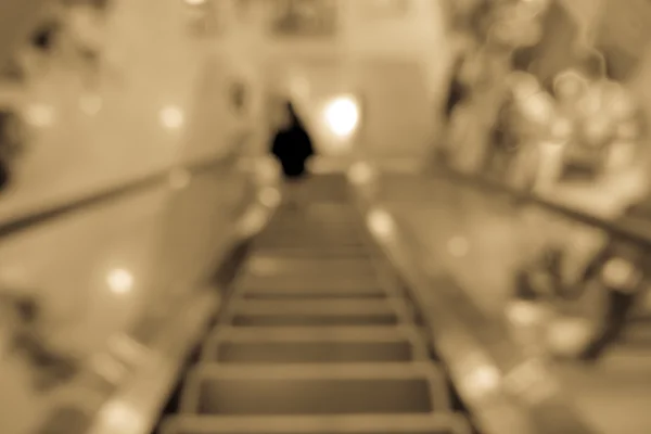 Escalera mecánica borrosa en el centro comercial — Foto de Stock
