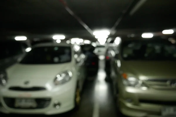Размытая парковка с автомобилями — стоковое фото