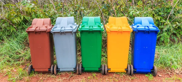 Recipientes de reciclaje de basura — Foto de Stock