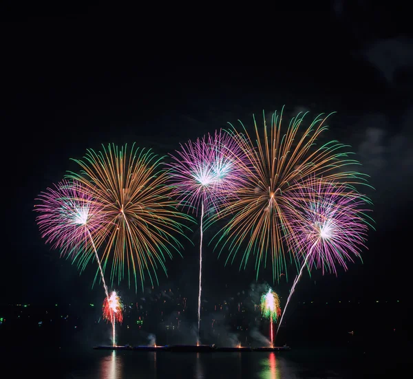 Increíbles fuegos artificiales festivos —  Fotos de Stock