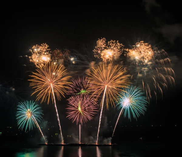 Increíbles fuegos artificiales festivos —  Fotos de Stock