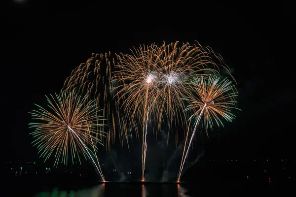 Csodálatos ünnepi tűzijáték — Stock Fotó