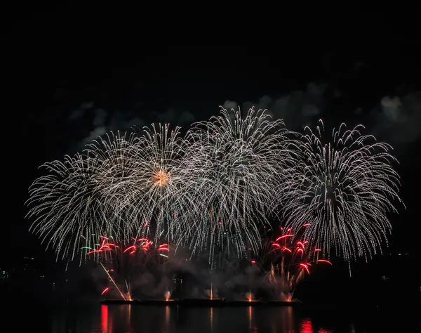 令人惊异的节日烟花 — 图库照片