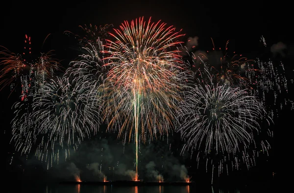 Csodálatos ünnepi tűzijáték — Stock Fotó
