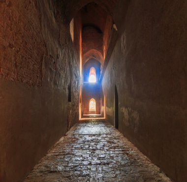 Tünel geçit Myanmar 