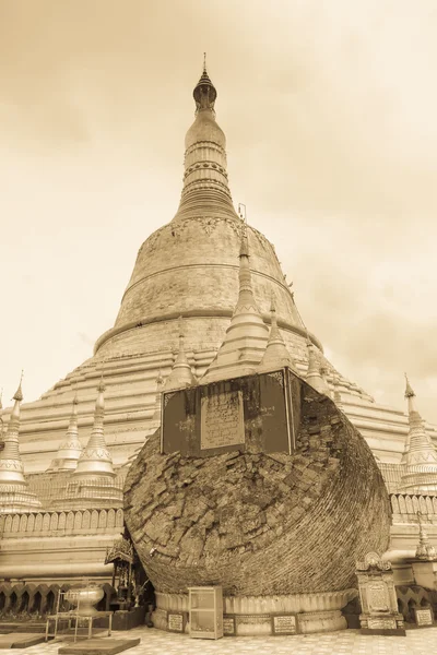 テンプル周辺地域バゴーの Shewemawdaw パゴダ — ストック写真