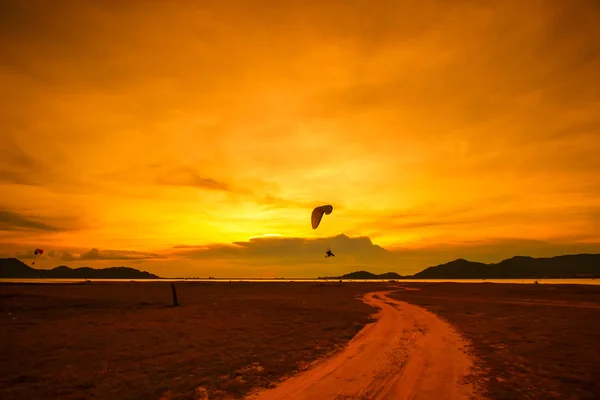 Tramonto sulla strada rurale — Foto Stock