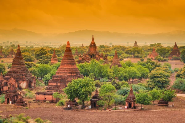 Bagan 도시에 오래 된 탑 — 스톡 사진