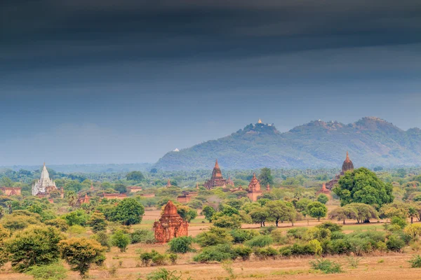 Bagan 도시에 오래 된 탑 — 스톡 사진