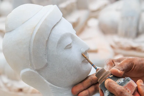 Intagliatore intagliare statua di Buddha — Foto Stock