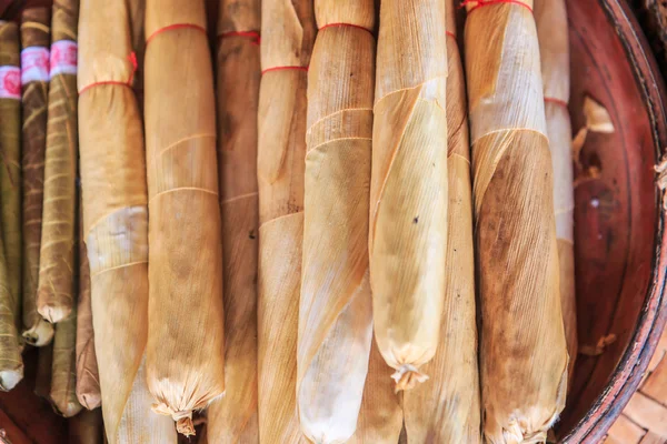 Produção tradicional de charutos — Fotografia de Stock