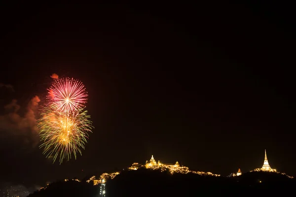 Hermosos fuegos artificiales en la provincia de Phetchaburi — Foto de Stock