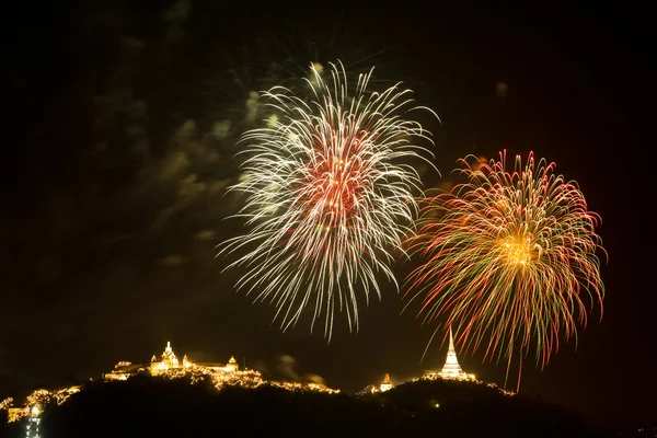 Bellissimi fuochi d'artificio nella provincia di Phetchaburi — Foto Stock