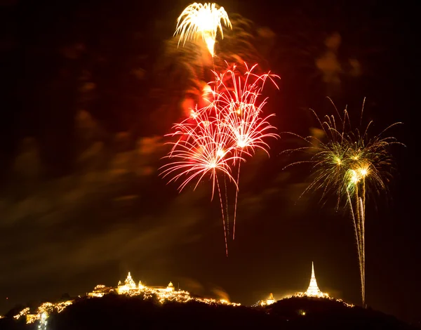 Hermosos fuegos artificiales en la provincia de Phetchaburi — Foto de Stock