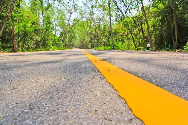 Uzun asfalt yol — Stok fotoğraf