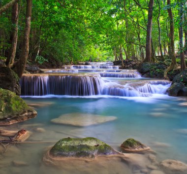 Şelale ve orman Kanjanaburi akışında 