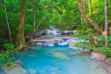 Şelale ve orman Kanjanaburi akışında 