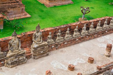 Ayutthaya içinde eski Buda heykelleri