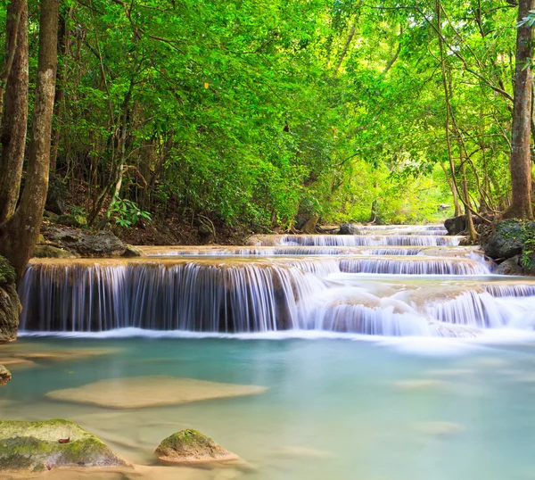 Vesiputous ja puro metsässä Kanjanaburi — kuvapankkivalokuva