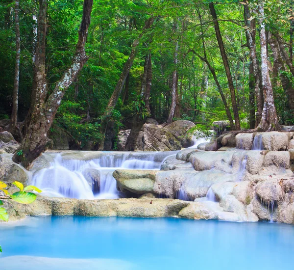 Wasserfall und Bach im Wald kanjanaburi — Stockfoto