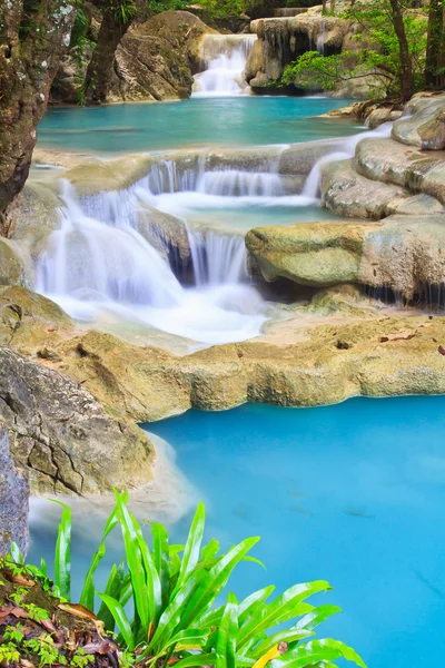 Водопад и ручей в лесу Канджанабури — стоковое фото