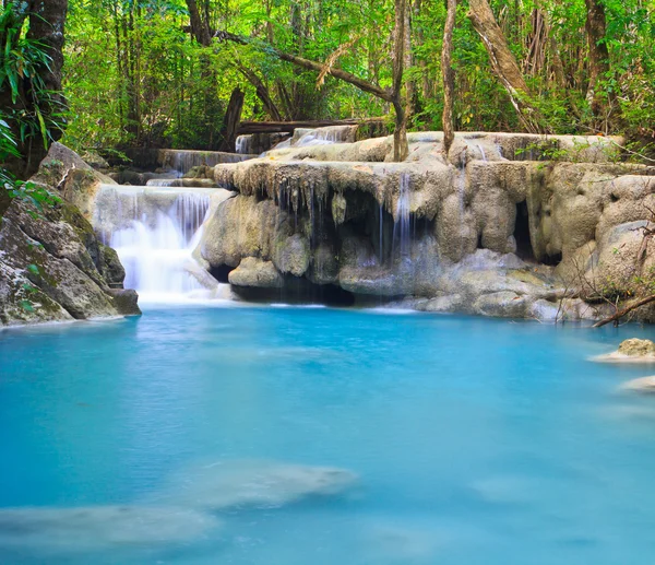 Cascada y arroyo en el bosque Kanjanaburi — Foto de Stock